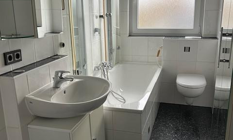 3-room apartment with balcony and fitted kitchen in a central yet quiet location.