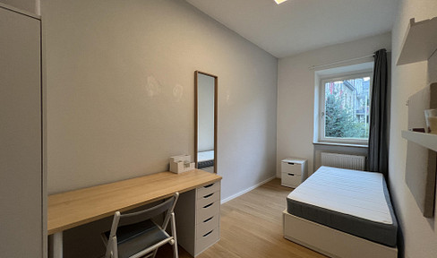 Room for rent in a shared apartment (4 people) - available from June, within walking distance of the train station.