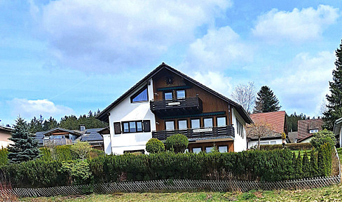 "HOUSE WITH LAKE VIEW," located in a prime spot with panoramic lake views, offering 3 high-quality apartments, including furnishings and furniture.