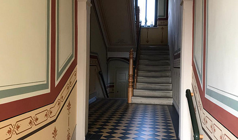 Bright, spacious apartment with 3.5 rooms, a balcony, and a modern bathroom, located in a traditional building.