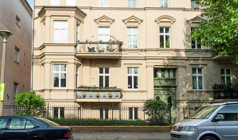 Stylish 3-room apartment in a building from the Gründerzeit era / Stylish and spacious apartment in a historic building.