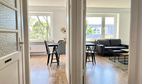 Large 3.5-room apartment in the center of Heide, in a very good location.