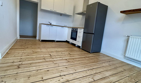 Stylische 4‑Zi.-DG-Wohnung mit Terrasse | kernsaniert | EBK | ideal für WG/Familie/Paa