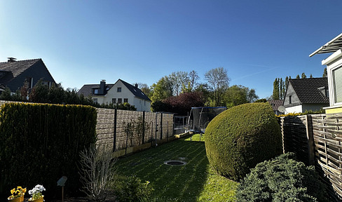Half-timbered house with a large garden – available immediately, no commission fees.
