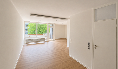 Modernized 1-room apartment with a high-quality fitted kitchen, balcony, elevator, and underground parking space.