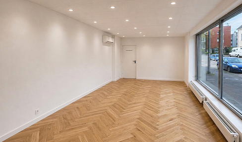 100 square meter commercial space, completely renovated, located in 45529 Hattingen.