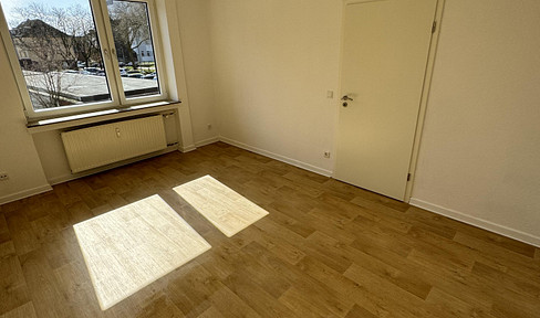 Modern, bright one-bedroom apartment with a kitchen.