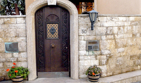 Representative residence in the old town, located in a protected historical building, featuring a terrace and garden.