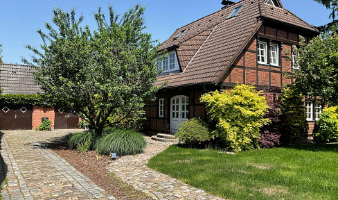 Exklusive Rarität: Eichenfachwerk-Einfamilienhaus an der Stadtgrenze Hamburg/Norderstedt