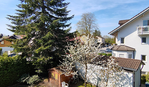 Plenty of space for the whole family in this (renovating-required) duplex house in Gröbenzell.