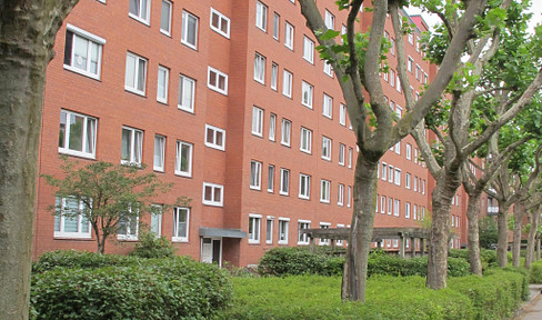 Available 3-room apartment, 1st floor, in a central location in Glinde, offered directly by the owner, without any commission.