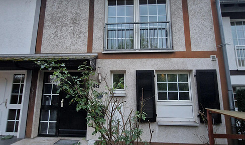 Semi-detached house in a row, located near the "Grüner See" lake in Ratingen, for sale by private owner.