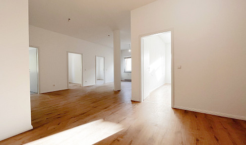High-quality wellness bathroom - Completely renovated - Central location in Ilsfeld - Includes fitted kitchen and parking space.