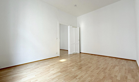 Available immediately: Renovated 2-room apartment with kitchen and bathroom in a historic building, located in the popular Rheingau district (no agency fees).