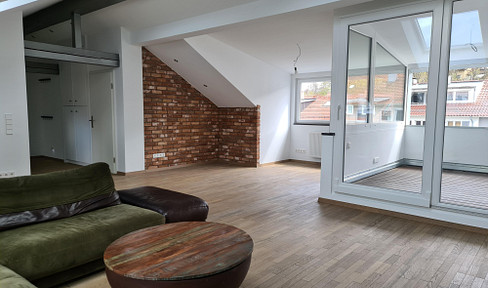 Exclusive 3.5-room penthouse apartment with a balcony, fitted kitchen, and parking space in Stuttgart.