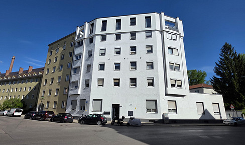 Attractive investment property suitable for student housing, located in a renovated multi-family building.