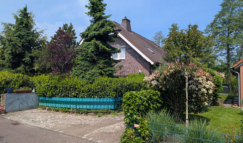 Spacious detached house with a separate apartment.