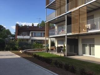 Beautiful, bright 3-room apartment on the ground floor with a terrace, fitted kitchen, and underground parking space.