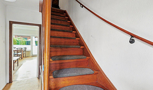 Family-friendly semi-detached house with a garden and full basement in Hamburg-Bramfeld.