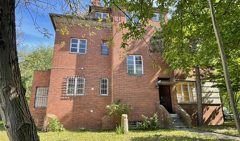 Rare opportunity: sunny 1-2 family house or office space with garden in Frankfurt-Sachsenhausen.