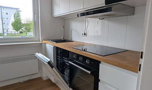 Vollständig renovierte 2-Raum-Wohnung mit Balkon,  Einbauküche und eigener Garage
