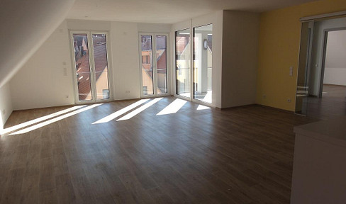 sehr schöne, zentral gelegene teilmöbilierte Maisonettewohnung