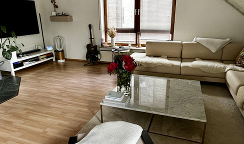 Lichtdurchflutete 3,5-Zimmer-Dachgeschosswohnung mit Balkon, Wärmepumpe und PV-Anlage