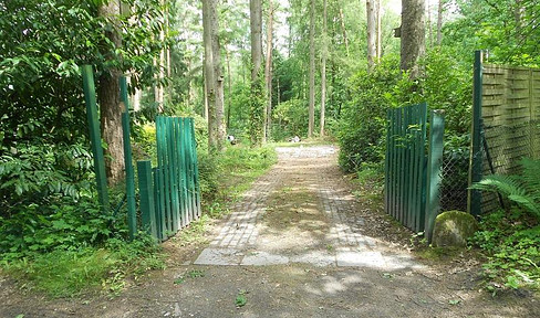 THE ALTERNATIVE! A peaceful, small house weekend property located directly next to a nature conservation area!