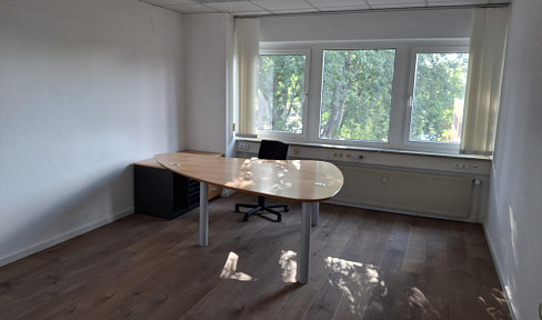 Office space, 20 m², modern, all-inclusive, located at Oststraße 122 B, with elevator access.
