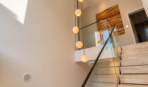 Architektenhaus mit 7 m Galerie, Travertin-Treppe, KNX und großem Privatgarten in Braunshardt