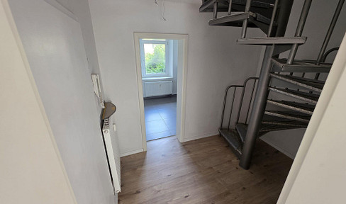 *NEU*– frisch sanierte 2- Raum Maisonette- Wohnung in bester Lage zu vermieten