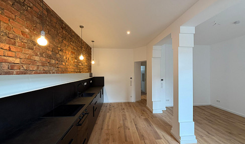 OLD BUILDING MEETS HIGH-TECH: Completely renovated 2-room designer apartment with balcony, garden, and air conditioning.