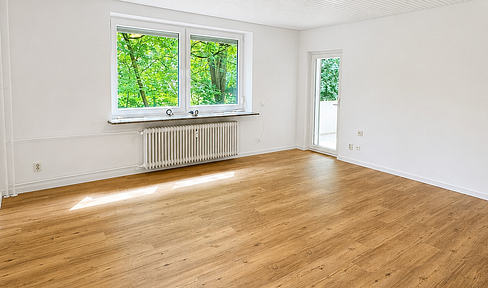Frisch renovierte 3,5-Zimmer-Wohnung mit Balkon, zwei Bädern und gepflegtem Wohnumfeld in Rendsburg