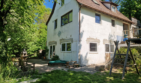 Unique renovation project in a dream location on the shores of Lake Trappensee – with building permit.