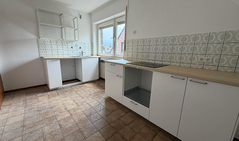 80 square meters of living space, large balcony, NEW kitchen & new windows!