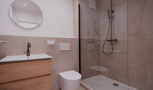 First occupancy after renovation: Modern 3-room apartment with a balcony in a quiet location near the palace park.