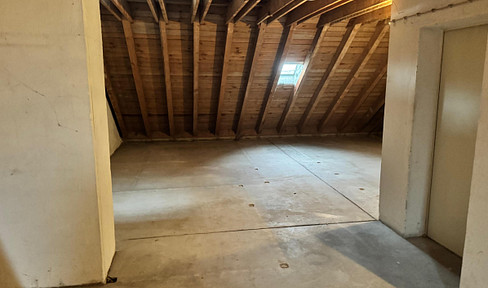 No fees from the owner! Expandable attic space + private garage in a central location in Bayreuth.
