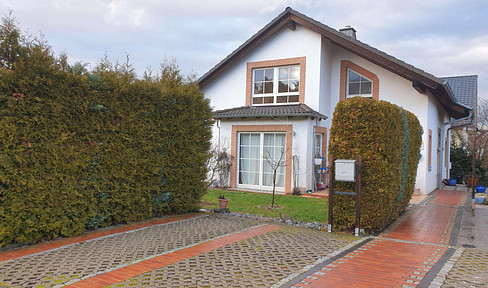 Bright and charming apartment with a balcony and an outdoor parking space.