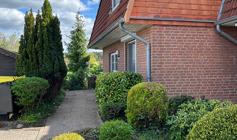 Spacious 3-room apartment with a garden, located in a quiet area.