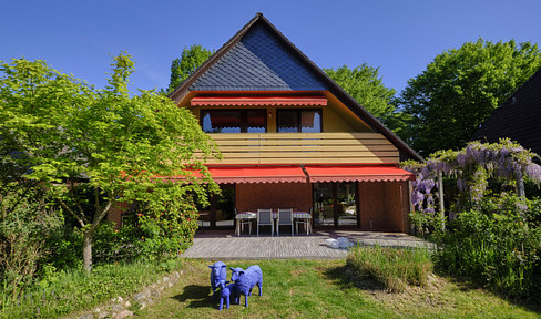 Detached single-family house with a south-facing garden, located in a quiet area of Hamburg-Volksdorf.