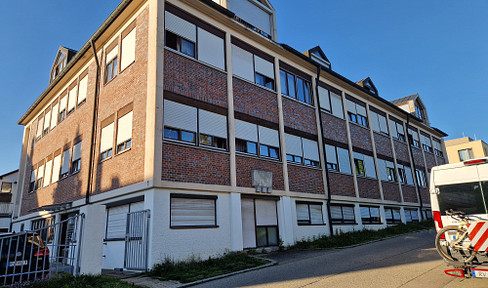 One-room apartment as an investment property, offering a 4.4% return, with new heating system and building superintendent.