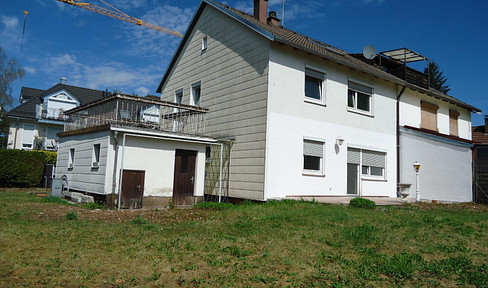 Spacious semi-detached house in a prime location in Waldtrudering, suitable for personal use or as an investment property.