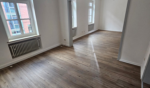 Frisch renovierte 2-Zimmer-Wohnung mit hellem Wohnbereich in zentraler Lage