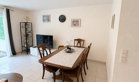 Bright 3-room apartment available from October, located near the forest.
