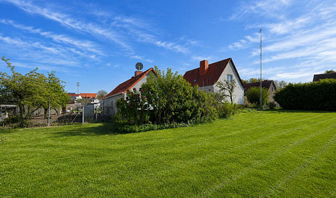 Family happiness near the harbor – a home with a garden and a home office. No buyer's commission.