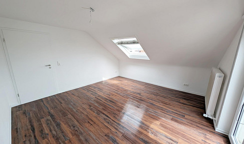 Bright 3-room apartment | approximately 77 m² | recently renovated | new fitted kitchen | parking space available (optional).
