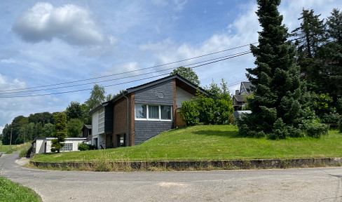 Charming, modernized 3-room single-family house with high-quality interior finishes, located in Bergisch Gladbach.