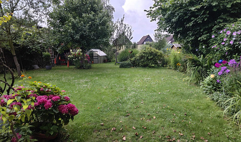 Provisionsfreier Altbau-Traum mit 430 m² Garten & geplantem Balkon – Ideal für Familien!