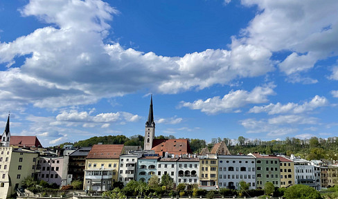 Beautiful and spacious 3-room apartment located near Marienplatz in the historic center of Wasserburg.