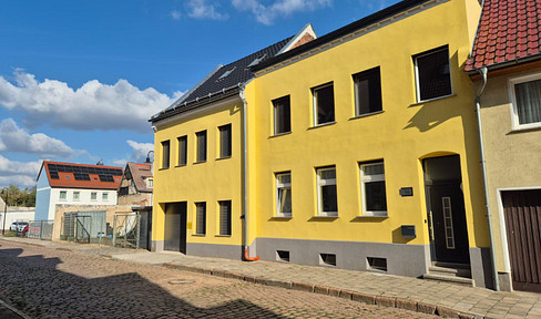2 houses | 300 m² living space | Courtyard + garage | Smart home | No commission fees.